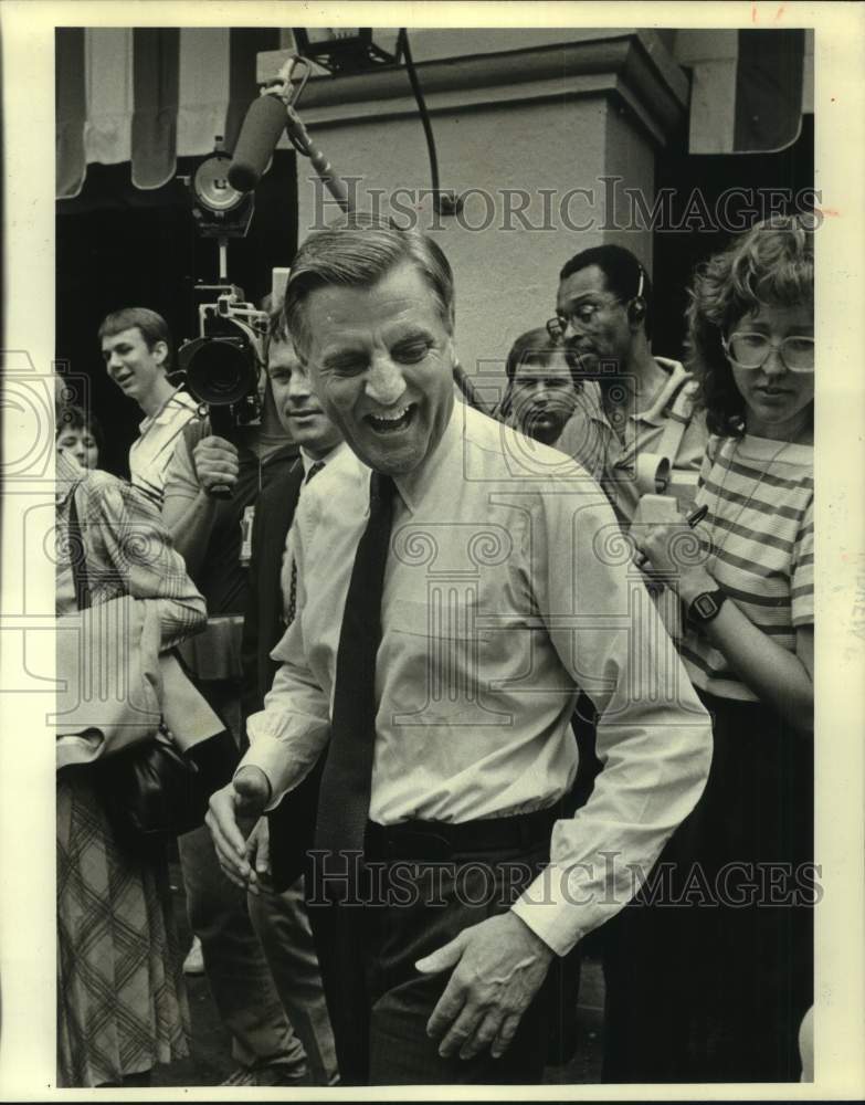 1984 Press Photo Walter Mondale and Cafe du Monde customers - nop56995-Historic Images