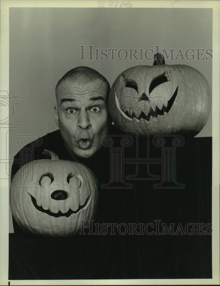 1985 Press Photo Actor Richard Moll in &quot;Night Court&quot; - nop57011-Historic Images