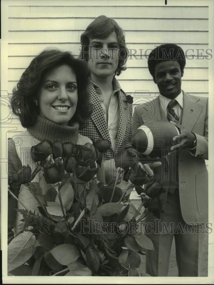 1977 Press Photo Rose Queen Maria Caron with Football Players at Rose Bowl-Historic Images