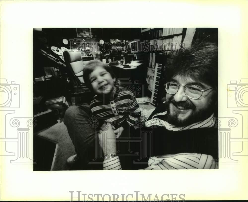 1995 Press Photo Mike McCann with son Ben in his home recording studio-Historic Images