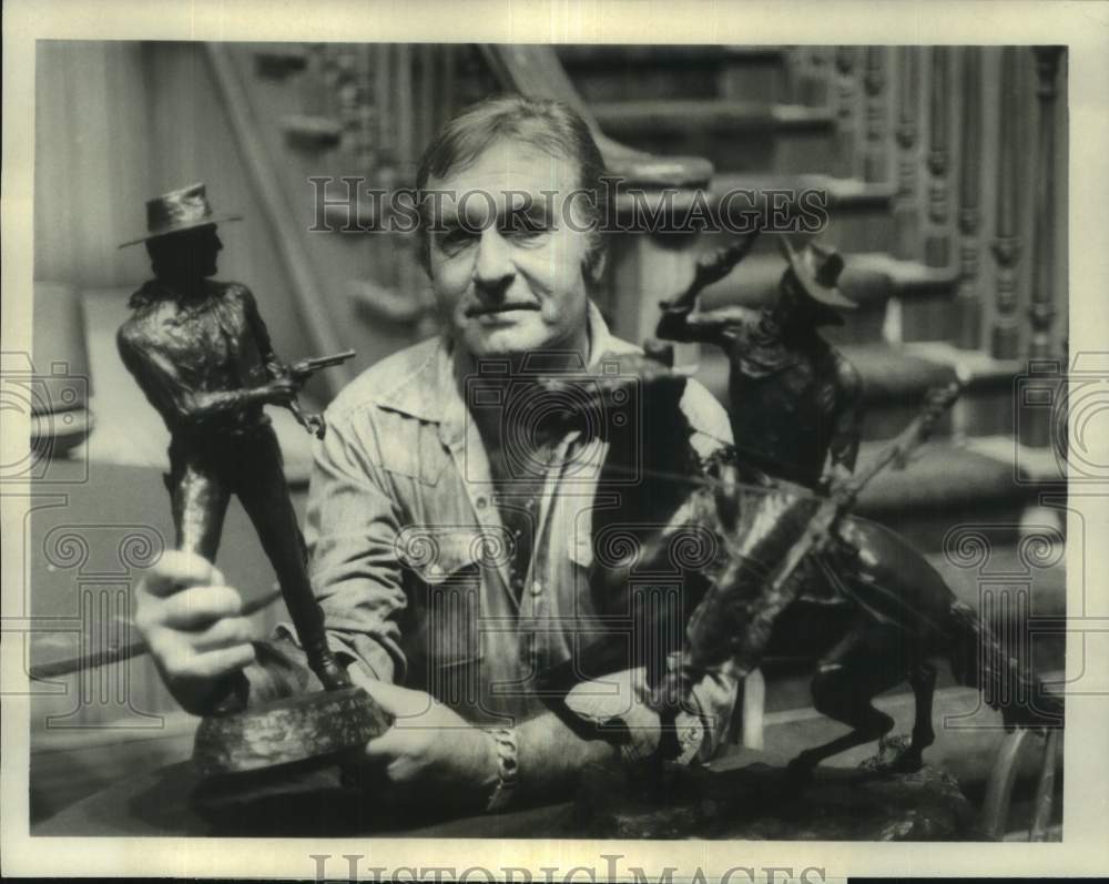 1979 Press Photo Star George Montgomery displays two of his Western sculptures.-Historic Images