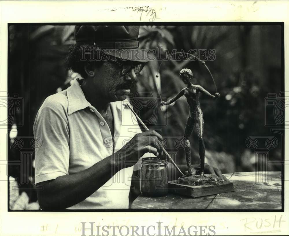 1980 Press Photo John McNeely, budding artist, finishes up his latest work-Historic Images