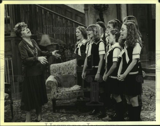 1979 Press Photo Actress Dorothy Loudon with Girls in "Dorothy" - nop58436-Historic Images