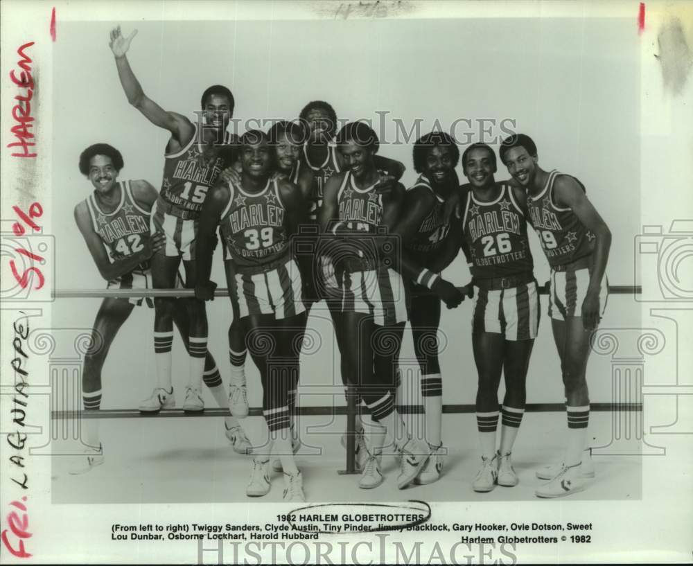 1982 Press Photo Members of the Harlem Globetrotters, Basketball Players- Historic Images