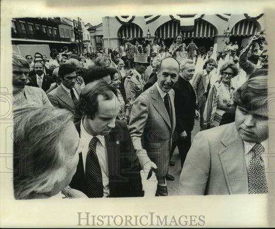 1976 Press Photo Valery Giscard D'Estaing greets crowd - nop58978-Historic Images