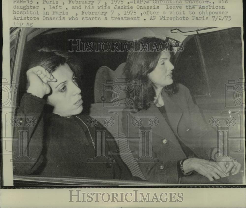 1975 Press Photo Christina &amp; Jackie Onassis leaving American hospital, Paris-Historic Images