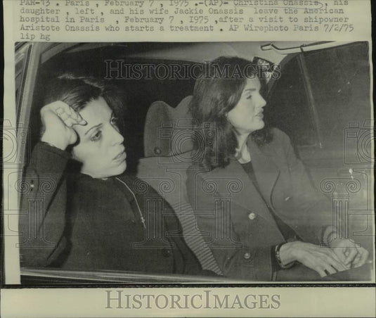 1975 Press Photo Christina & Jackie Onassis leaving American hospital, Paris-Historic Images