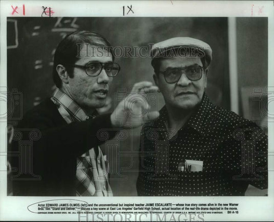 1989 Press Photo Edward James Olmos discusses "Stand and Deliver" scene-Historic Images