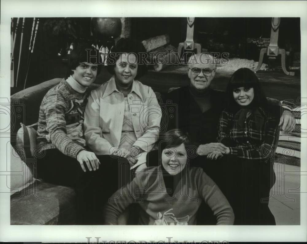 1977 Press Photo Donny & Marie Osmond and family at their home - nop59256-Historic Images