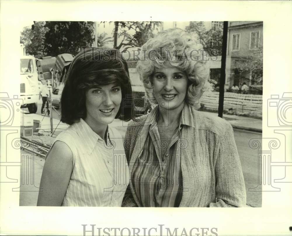 1982 Press Photo Annette O&#39;Toole and Tammy Wynette in CBS&#39; &quot;Stand By Your Man&quot;-Historic Images