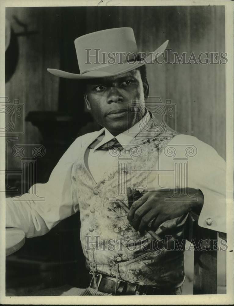 1969 Press Photo Sidney Poitier stars in NBC-TV&#39;s &quot;Duel at Diablo.&quot; - nop61021-Historic Images