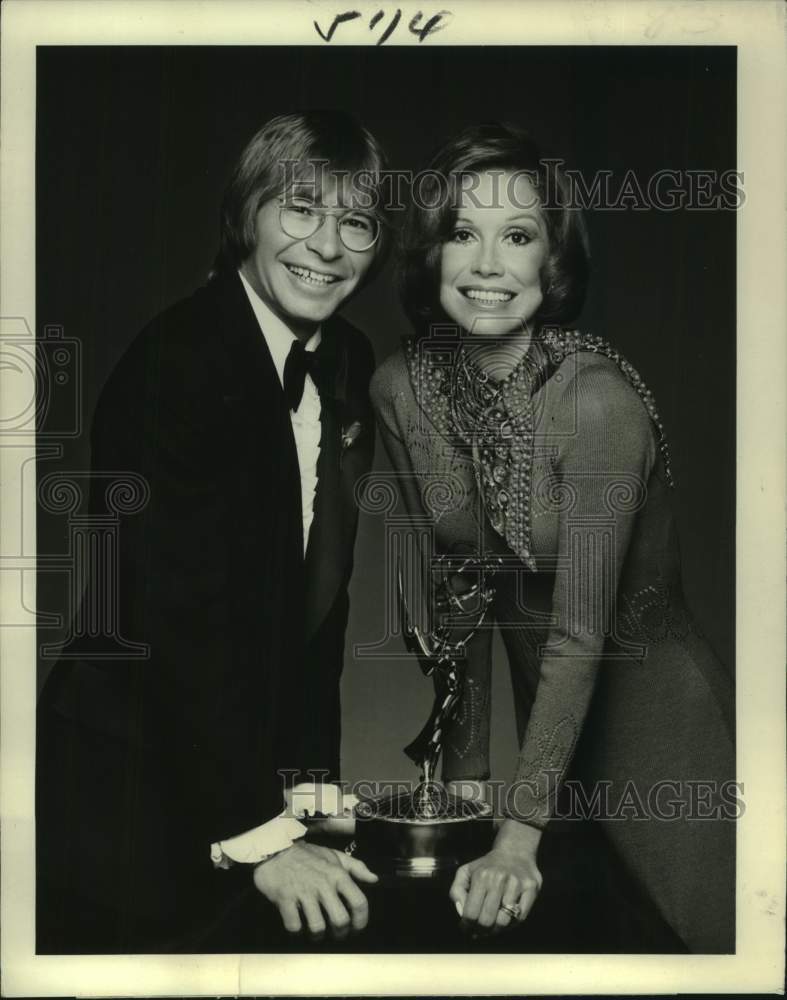 1976 Press Photo John Denver and Mary Tyler Moore in Academy Awards - nop61816-Historic Images