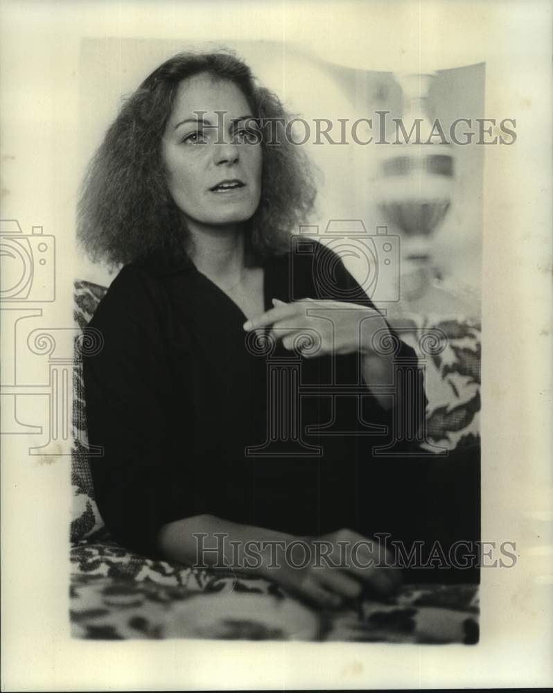 1975 Press Photo Actress Julia Phillips, talking - nop62037-Historic Images