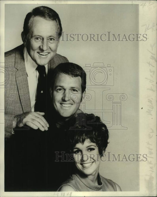 1970 Press Photo Art Linkletter poses with children Jack and Diane - nop62646-Historic Images