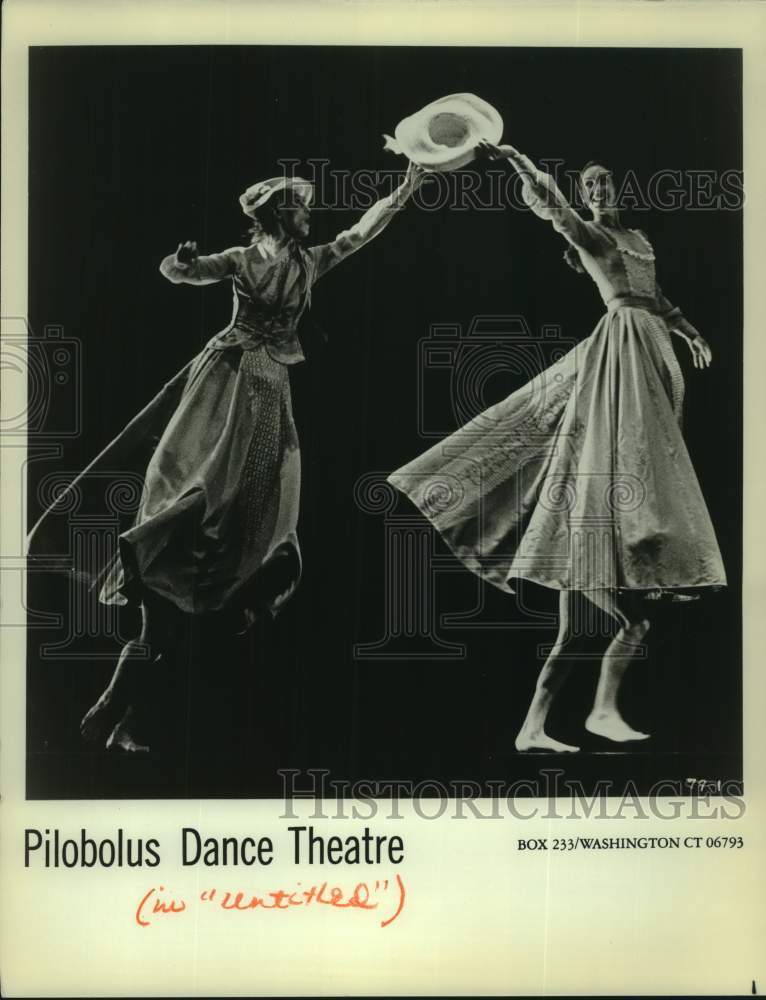 1982 Press Photo Entertainers with the Pilobolus Dance Theatre in &quot;Untitled&quot;-Historic Images