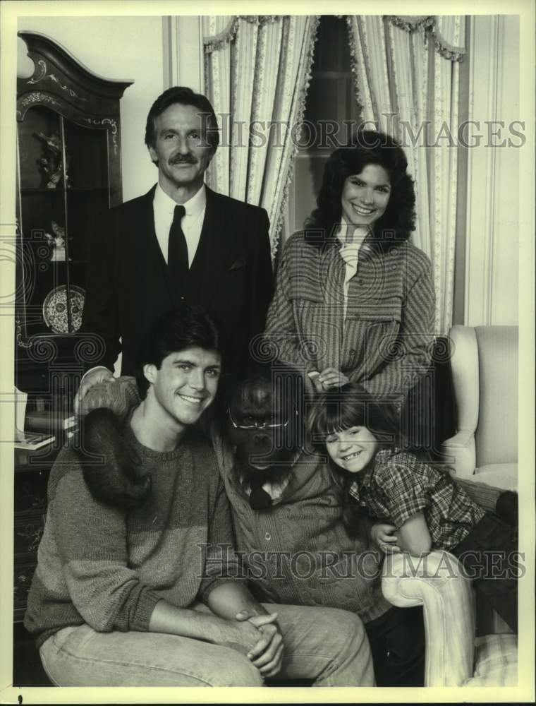 1983 Press Photo Orangutan actor C.J. with his television family in &quot;Mr. Smith&quot; - Historic Images