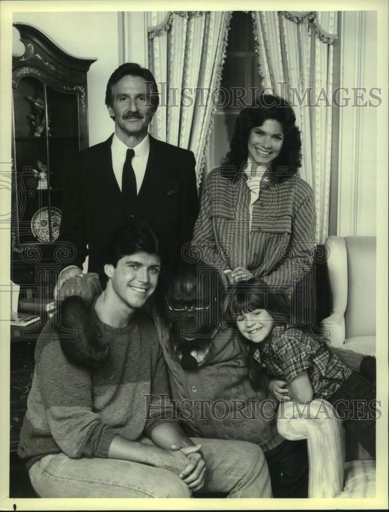 1983 Press Photo Orangutan actor C.J. with his television family in "Mr. Smith" - Historic Images