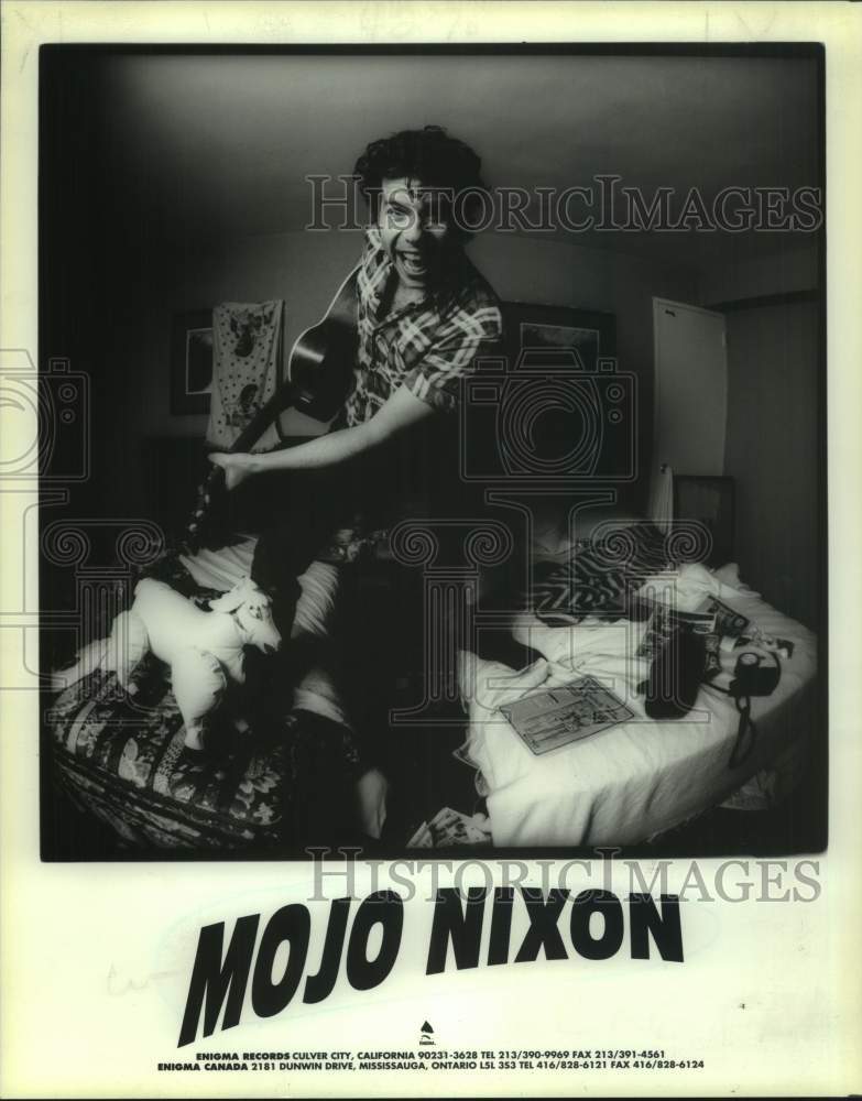 1991 Press Photo Mojo Nixon poses with his guitar - Historic Images