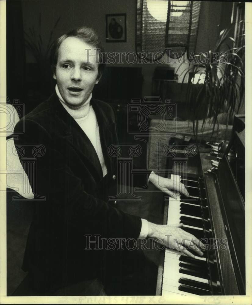 1980 Press Photo Actor Michael Moriarty plays the piano. - Historic Images