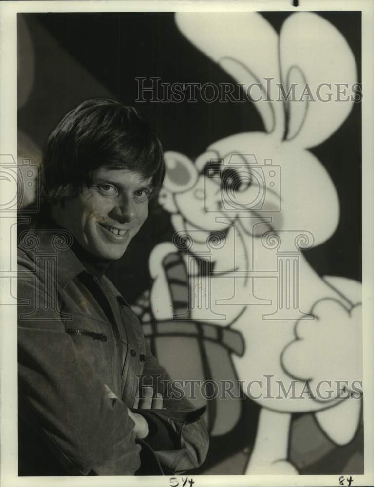 1976 Press Photo Robert Morse shown with Easter Rabbit poster. - Historic Images