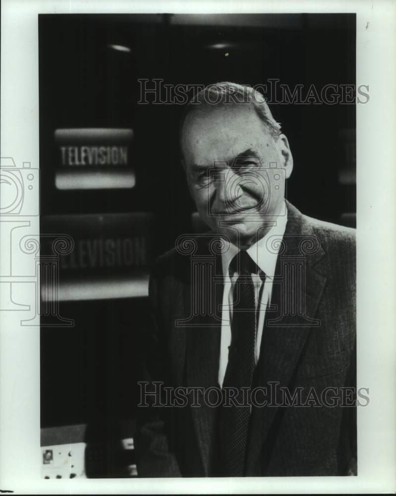 1988 Press Photo Edwin Newman hosts PBS documentary &quot;Television.&quot; - Historic Images