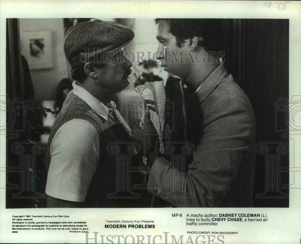 1981 Press Photo Actors Dabney Coleman, Chevy Chase in &quot;Modern Problems&quot; movie - Historic Images