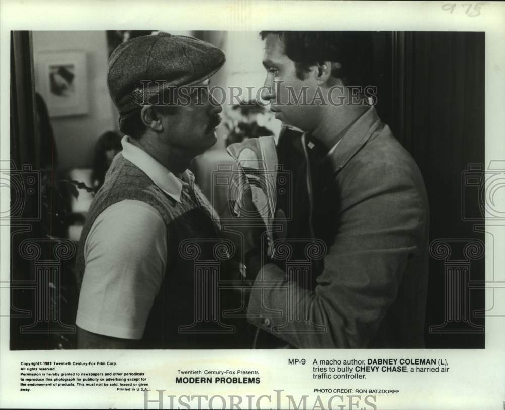 1981 Press Photo Actors Dabney Coleman, Chevy Chase in "Modern Problems" movie - Historic Images