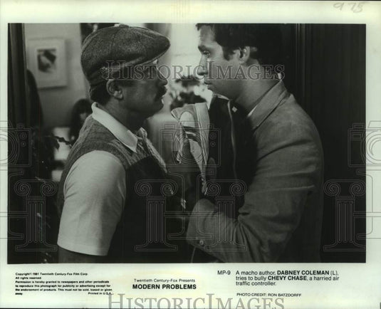 1981 Press Photo Actors Dabney Coleman, Chevy Chase in "Modern Problems" movie - Historic Images