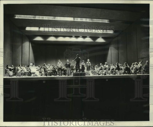 1973 Press Photo New Orleans Symphony rehearses during opera house construction - Historic Images