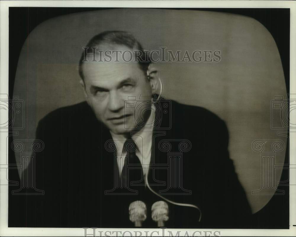 1977 Press Photo Edwin Newman, NBC News correspondent to moderate live TV debate - Historic Images