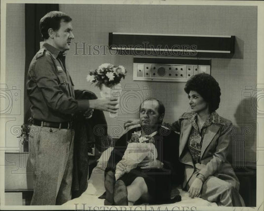 1976 Press Photo Bill Daily, Bob Newhart, Suzanne Pleshette on CBS Television-Historic Images