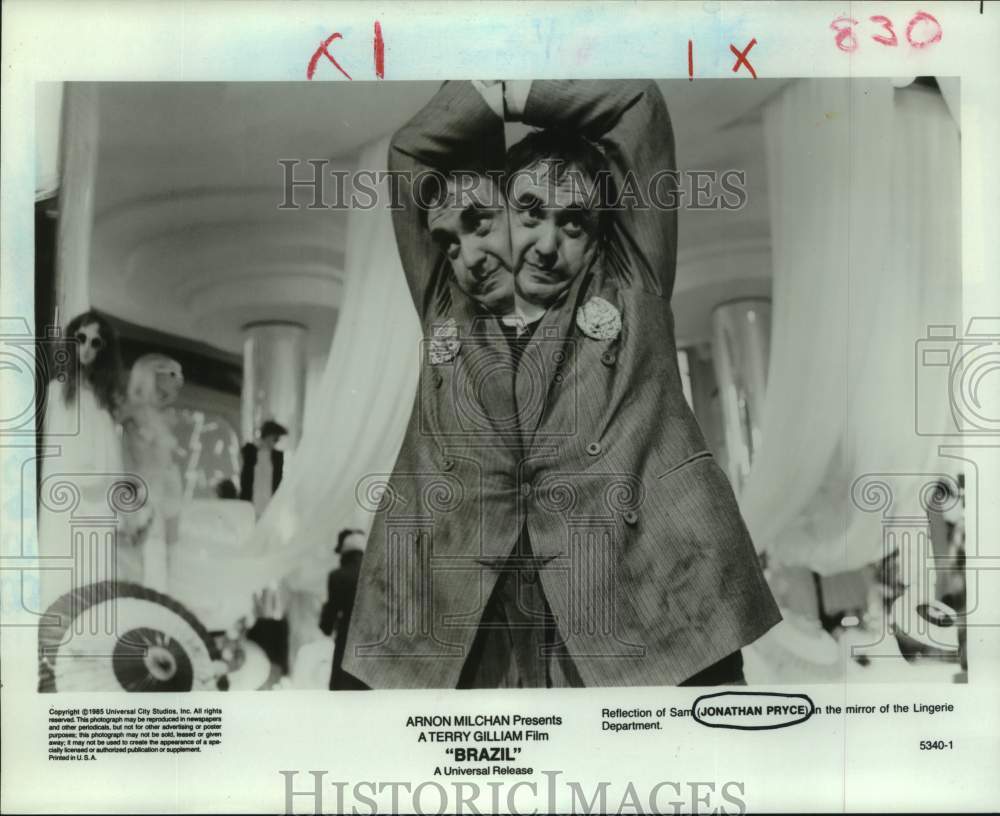 1986 Press Photo Reflection Jonathan Pryce in the mirror in Lingerie Department - Historic Images