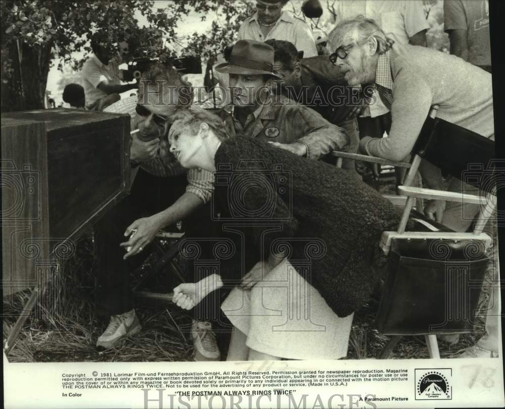 1981 Bob Rafelson, Jessica Lange &amp; Jack Nicholson watching a scene. - Historic Images