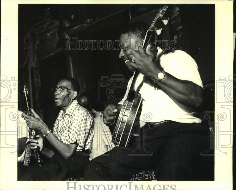 1988 Preservation Hall, Alfred Longfellow Lewis waits to play banjo - Historic Images