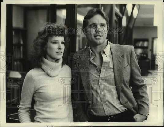 1980 Press Photo Linda Kelsey and Cliff Potts star in "Lou Grant" on CBS-TV-Historic Images
