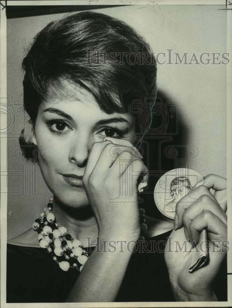 1960 Press Photo Perette Pradier displays the Suzanne Bianchetti medal-Historic Images