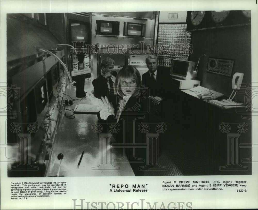 1984 Press Photo A scene with repossession men are under surveillance &quot;Repo Man&quot;-Historic Images