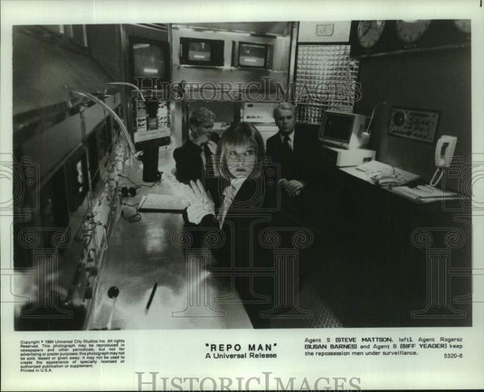 1984 Press Photo A scene with repossession men are under surveillance "Repo Man"-Historic Images