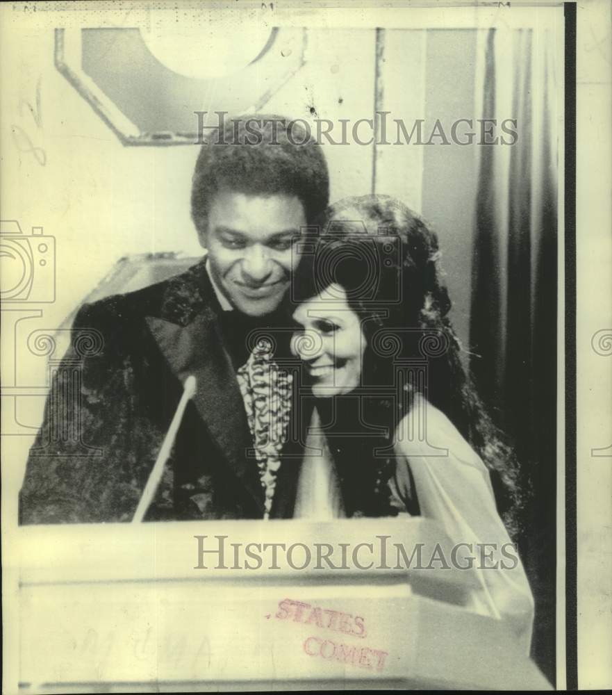 1972 Press Photo Charley Pride &amp; Loretta Lynn in the annual Country Music Award-Historic Images