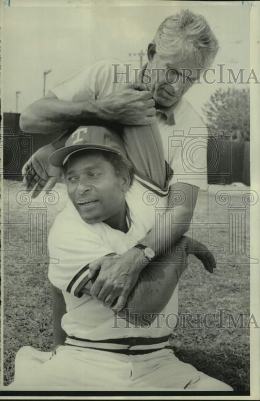 1975 Press Photo Charlie Pride put through exercise by Dodger's Bill Buhler- Historic Images