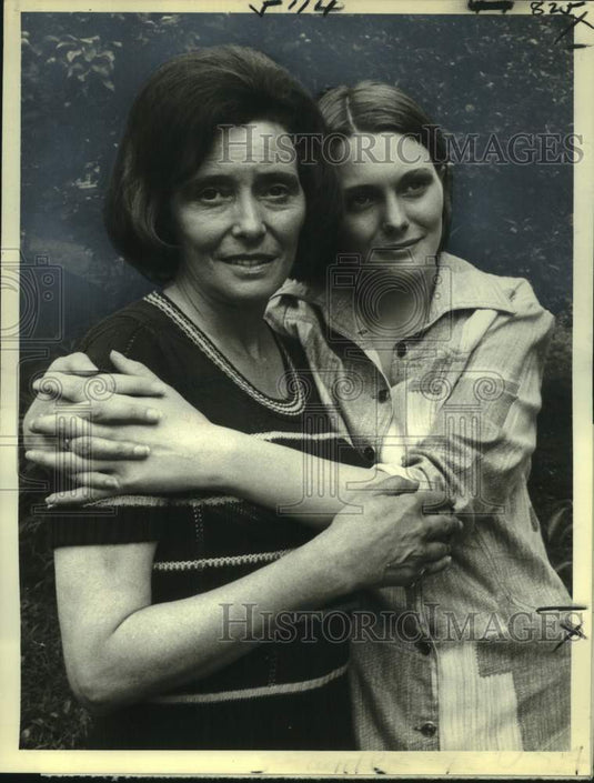 1975 Press Photo Patricia Neal and Tessa Dahl star in "Movin' On" - nop70656-Historic Images