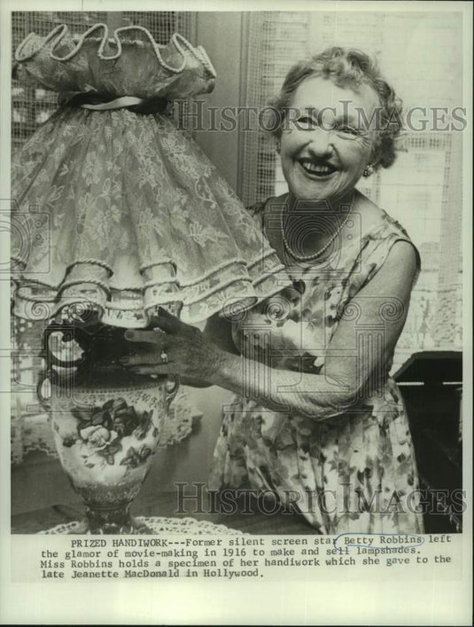 1969 Press Photo Former silent screen star Betty Robbins with her lampshade-Historic Images