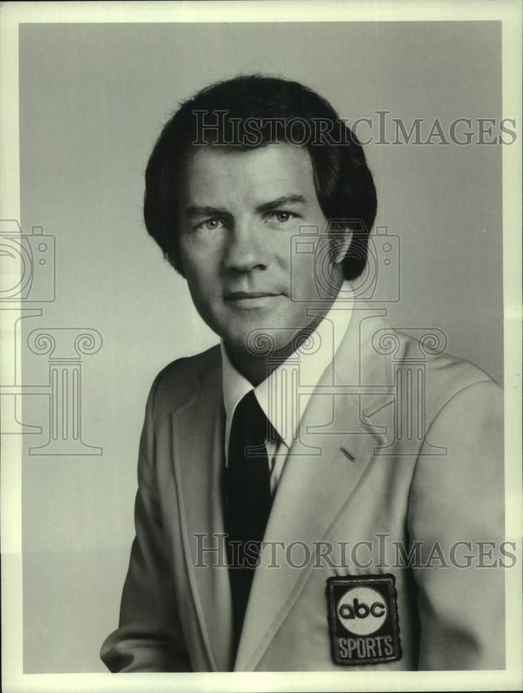 1976 Press Photo ABC Sportscaster Frank Gifford hosts NFL Monday Night Football.- Historic Images