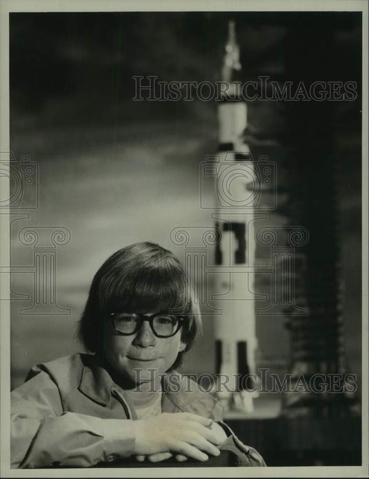 1976 Press Photo Michael Link stars in "Stowaway to the Moon" on CBS-TV-Historic Images