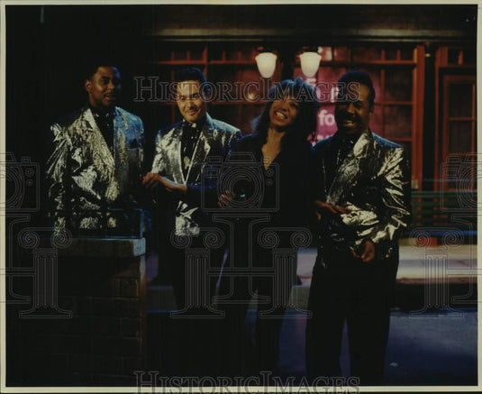 1992 Press Photo Arthel Neville with the "Chi-Lights" on her interview special.- Historic Images