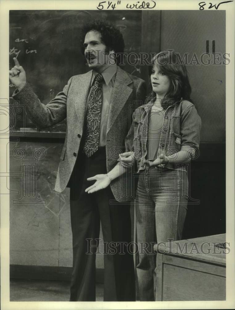 1976 Press Photo Gabriel Kaplan &amp; Debralee Scott in &quot;Welcome Back, Kotter.&quot;-Historic Images