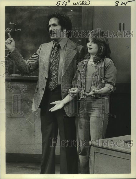 1976 Press Photo Gabriel Kaplan & Debralee Scott in "Welcome Back, Kotter."-Historic Images