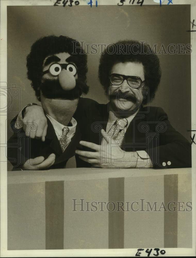 1974 Press Photo &quot;Today&quot; host Gene Shalit with Muppet likeness on NBC Television-Historic Images