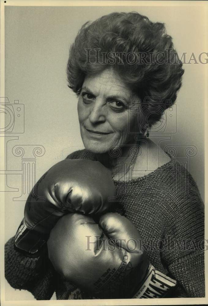 1988 Press Photo Boxing judge Eva Shain, posing at home in Fort Lee, New Jersey - Historic Images