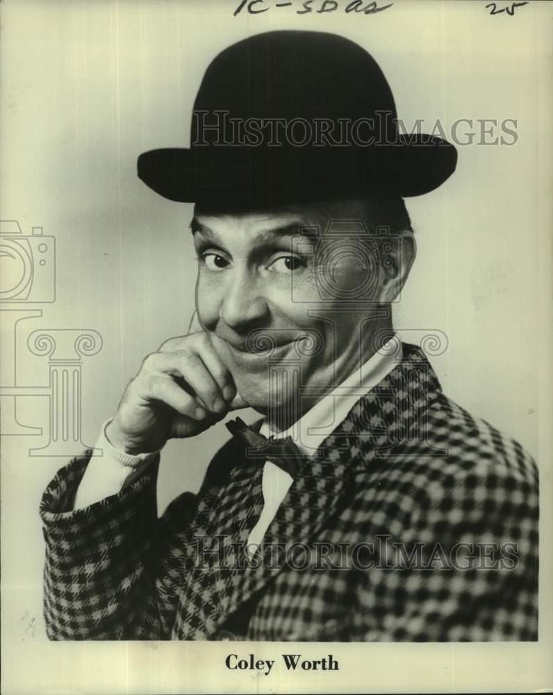 1965 Coley Worth as comic jailer Frosch at Municipal Auditorium - Historic Images